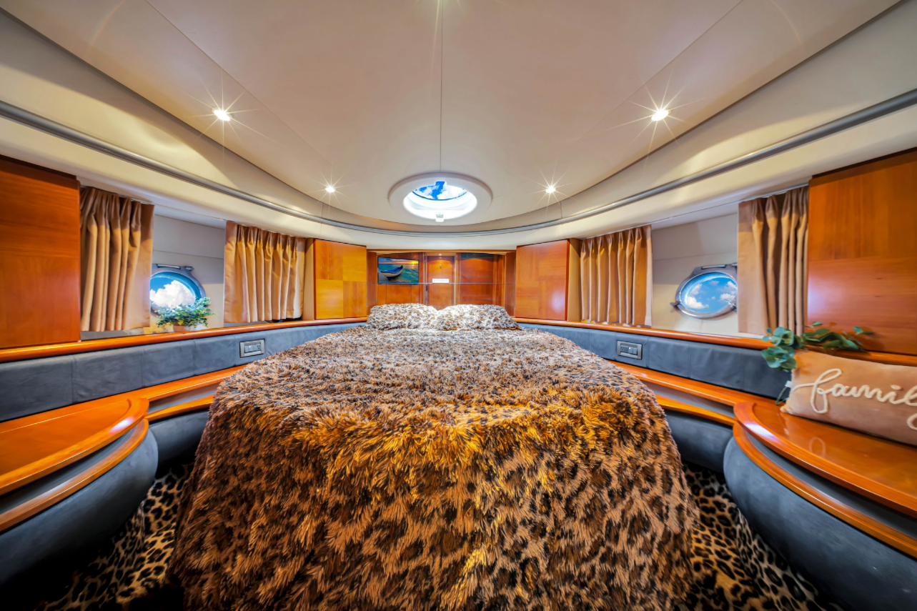 Yate Azimut Pink 55'